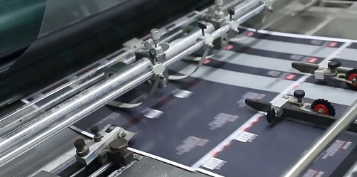 生産設備を通過する印刷済みパッケージシート